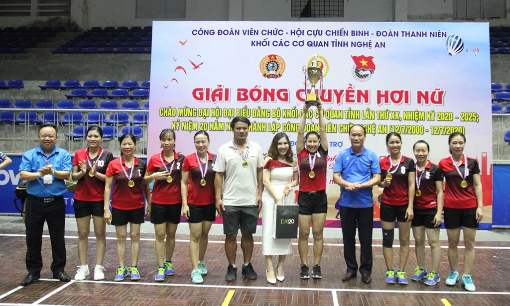 Bế mạc Giải bóng chuyền hơi nữ Công đoàn Viên chức Nghệ An năm 2020